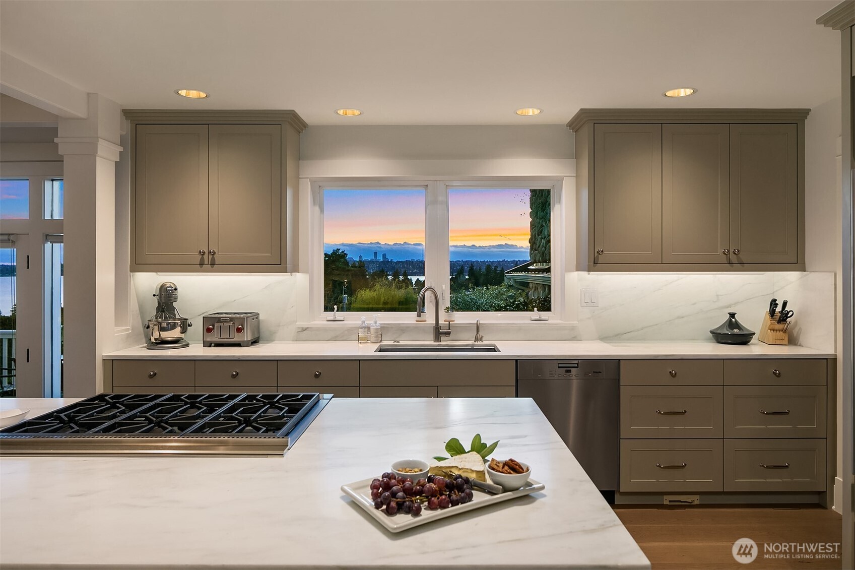 8429 NE 7th Street , Medina, WA 98039