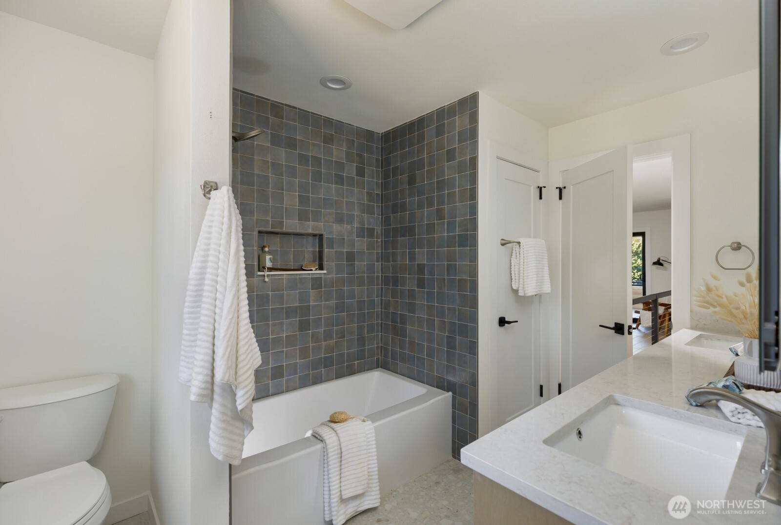 3430 39th Avenue W, Seattle, WA 98199