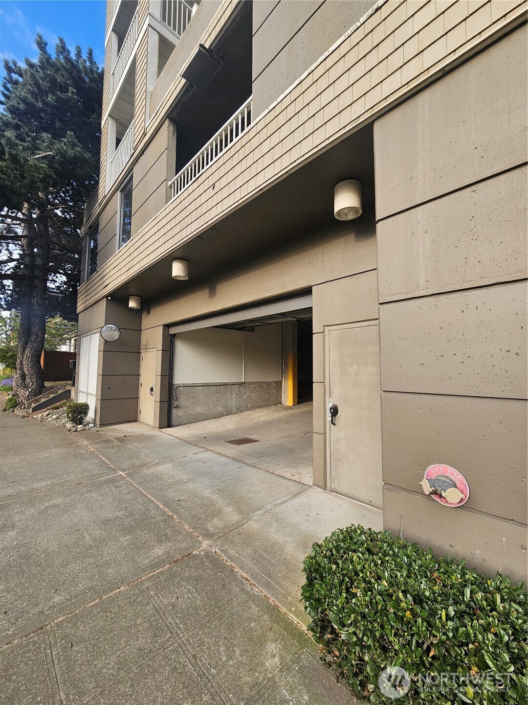 2530 15th Avenue W #303, Seattle, WA 98119-2050