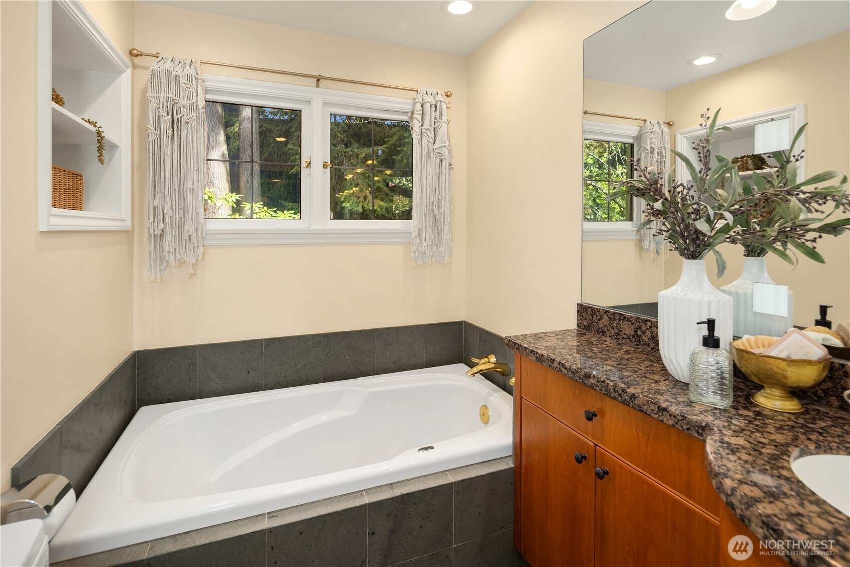 3409 Magnolia Blvd W , Seattle, WA 98199