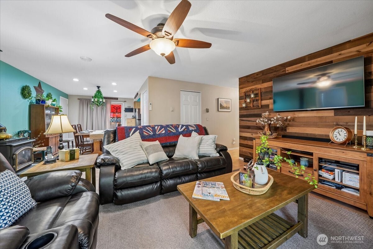 11222 Country Club Place , Anderson Island, WA 98303