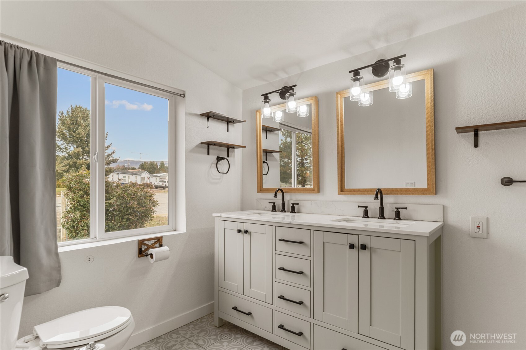 652 S Larch Avenue , East Wenatchee, WA 98802
