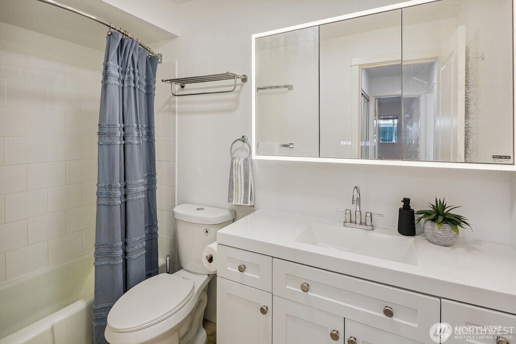 701 122nd Avenue NE #207, Bellevue, WA 98005