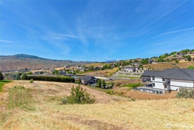 443 W Rolling Hills Lane , Wenatchee, WA 98801 - Photo 2