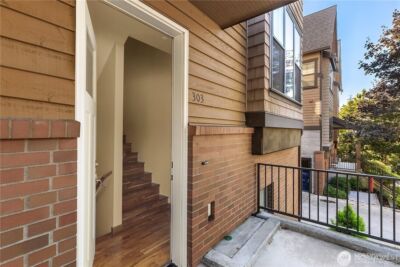 303 Bellevue Way SE, Bellevue, WA 98004 - Photo 2