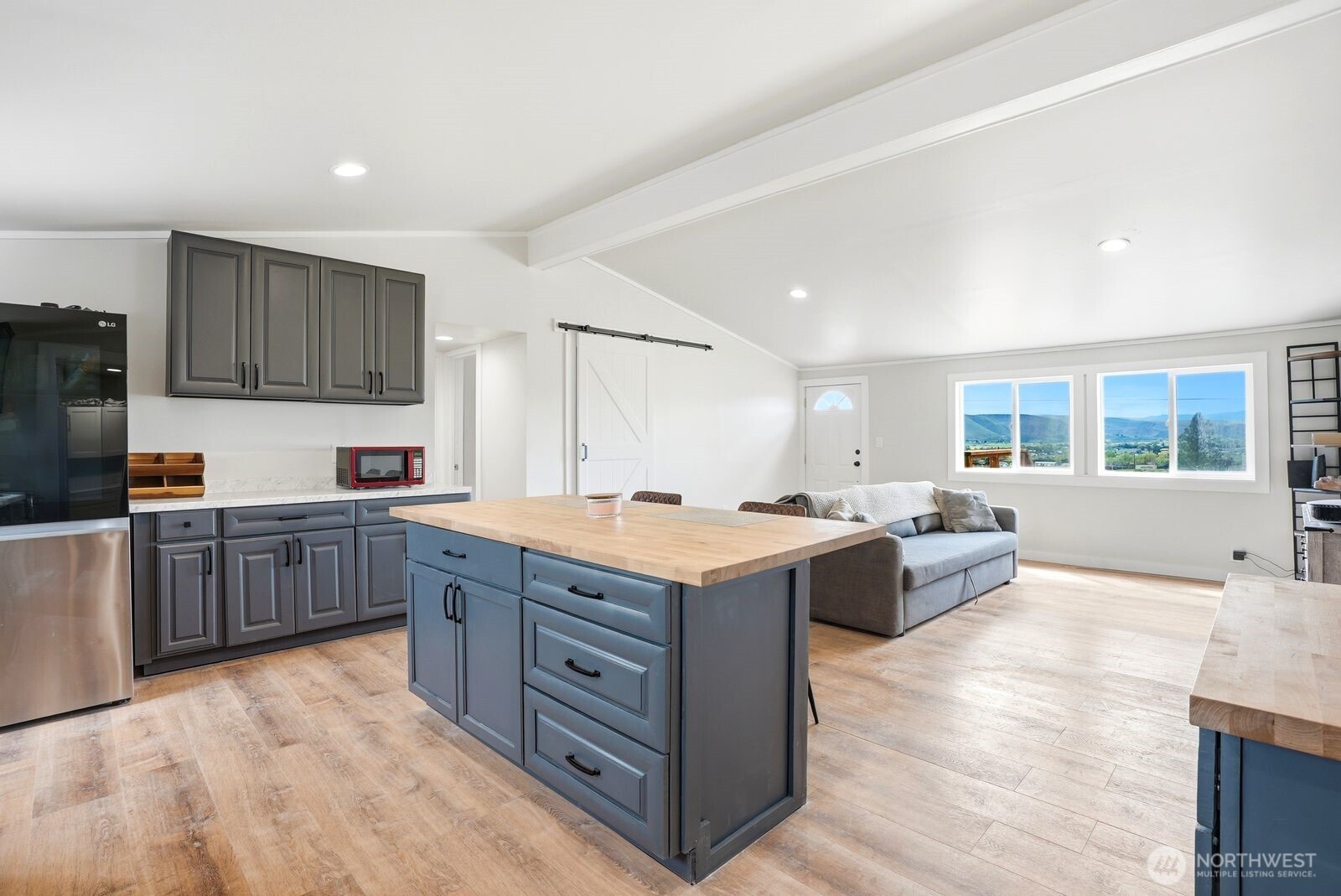 671 Hull Road , Selah, WA 98942