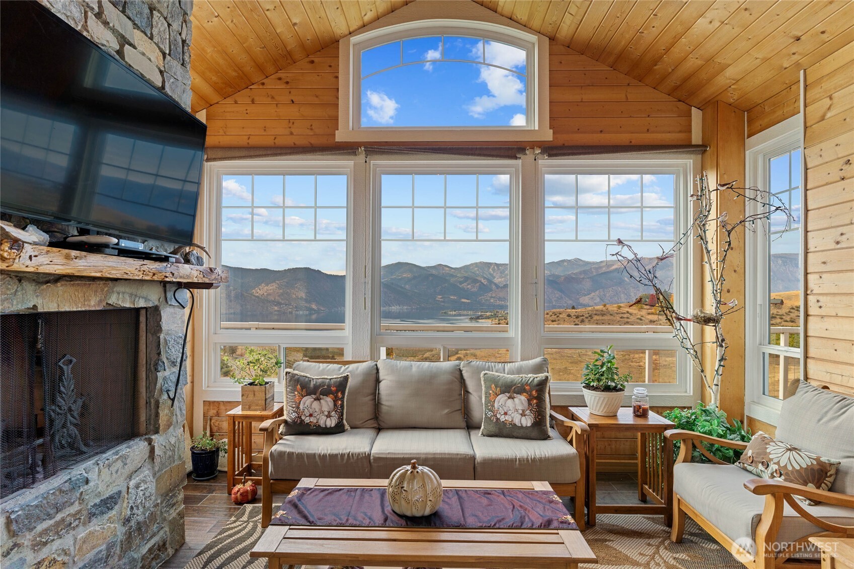 357 Lakayuse Road , Manson, WA 98831