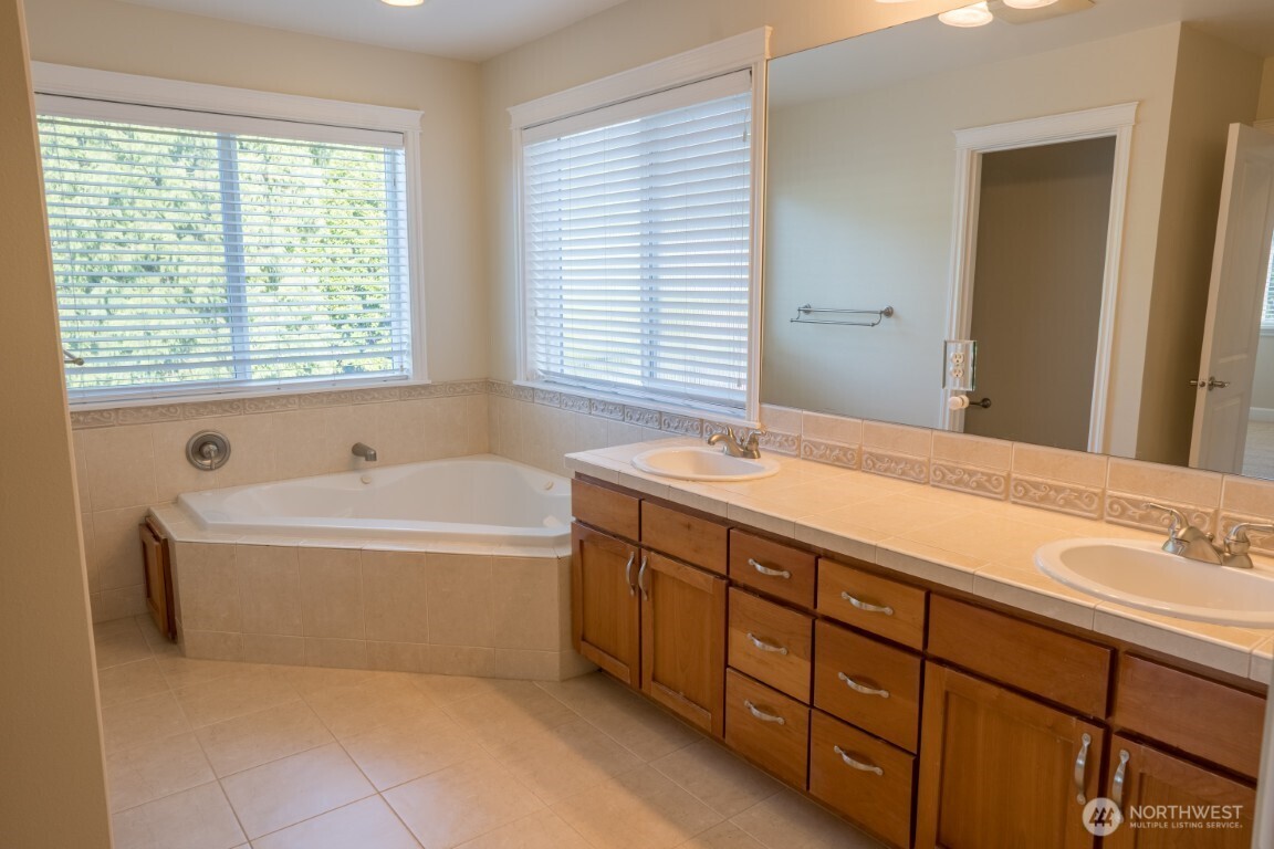 4621 34th Avenue W, Seattle, WA 98199