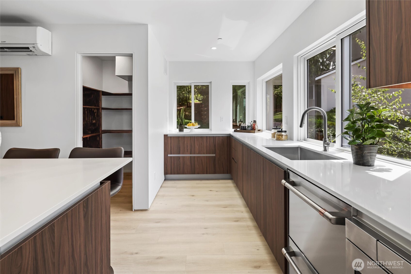 6304 Lakeview Drive , Kirkland, WA 98033