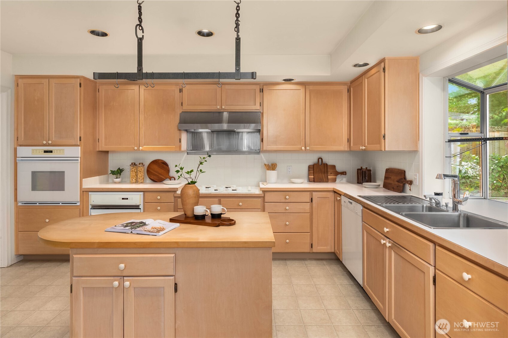 9633 NE 28th Street , Clyde Hill, WA 98004