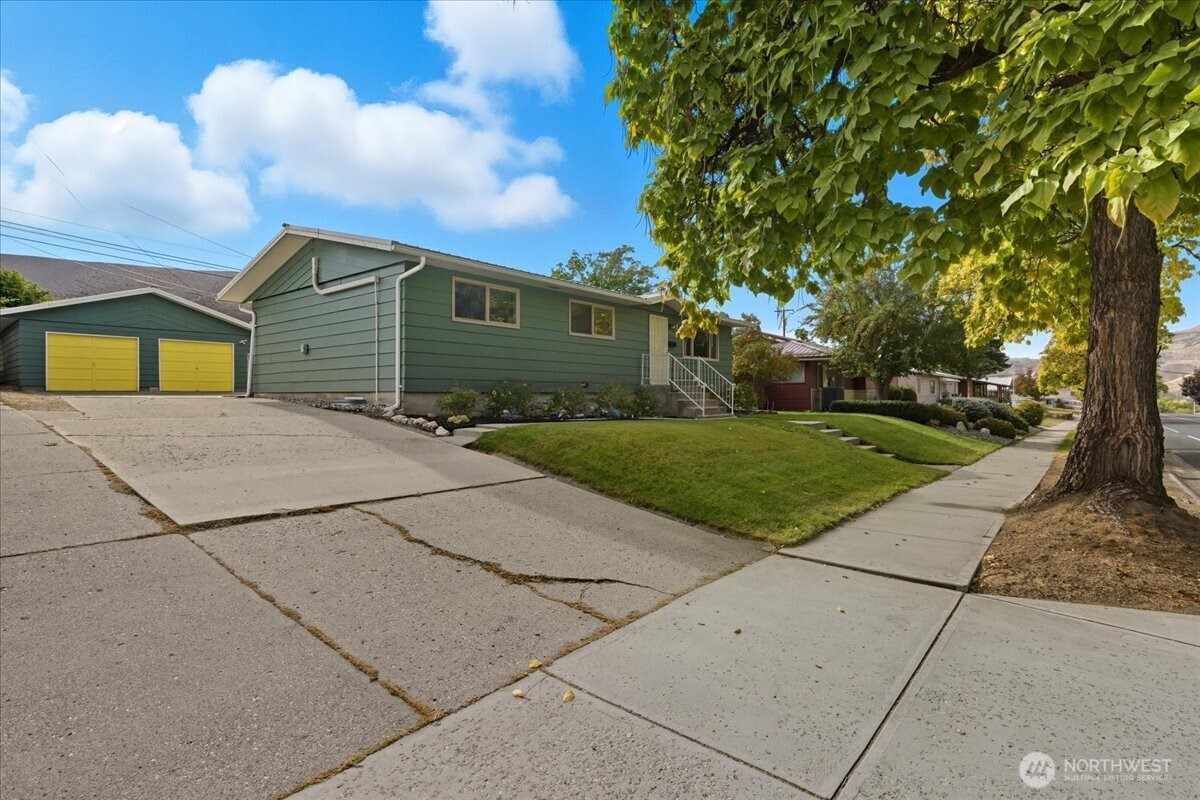 1025 River Drive , Coulee Dam, WA 99116