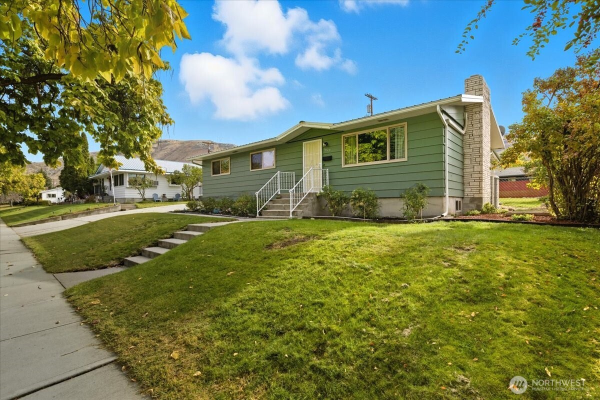 1025 River Drive , Coulee Dam, WA 99116