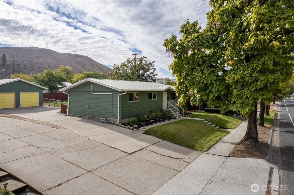 1025 River Drive , Coulee Dam, WA 99116