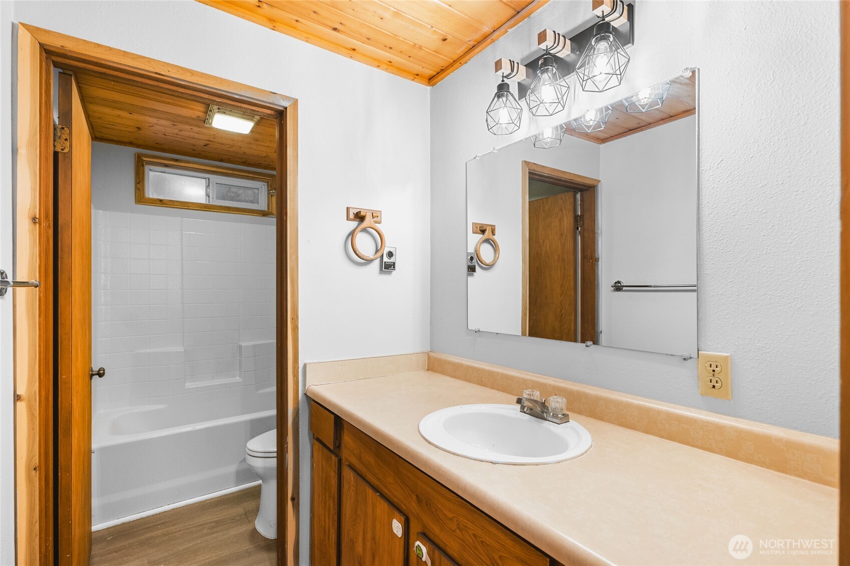 17118 Riverview Way E, Enumclaw, WA 98022