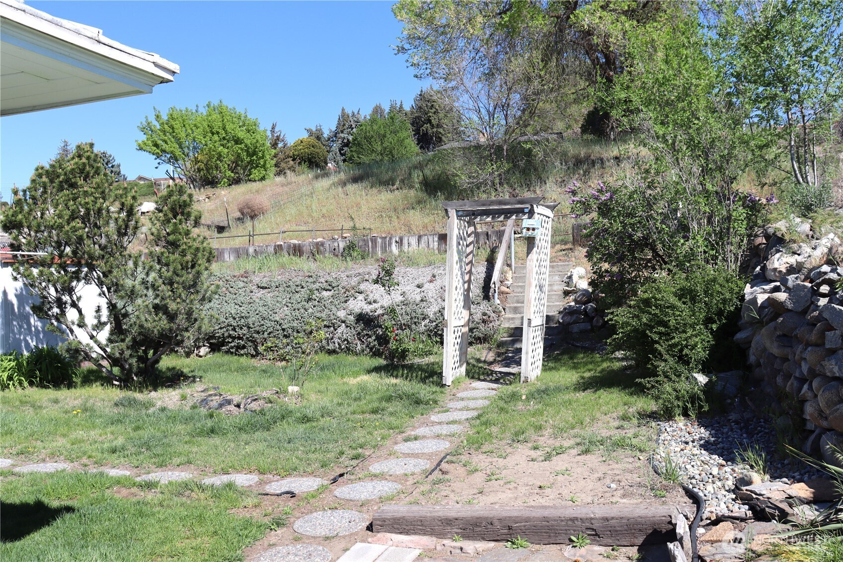 10 W Dewberry Avenue , Omak, WA 98841