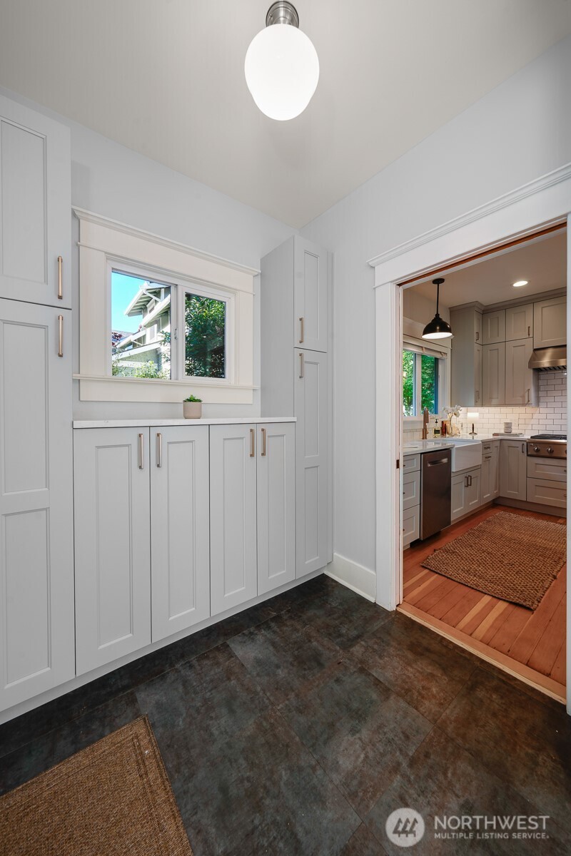 6703 17th Avenue NW, Seattle, WA 98117-5519