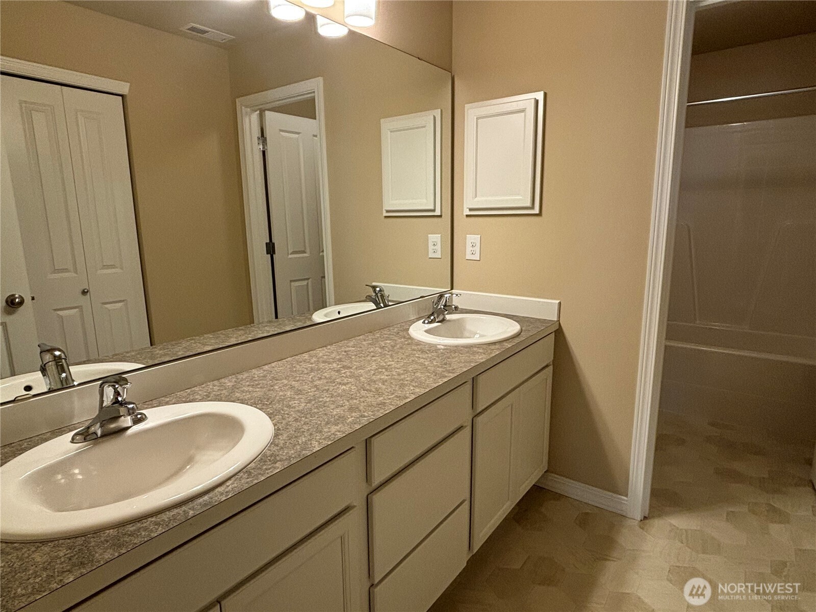 3676 SE Chesterton Drive , Port Orchard, WA 98366