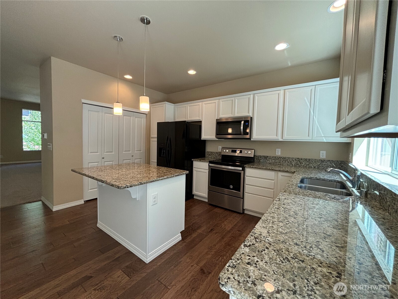 3676 SE Chesterton Drive , Port Orchard, WA 98366