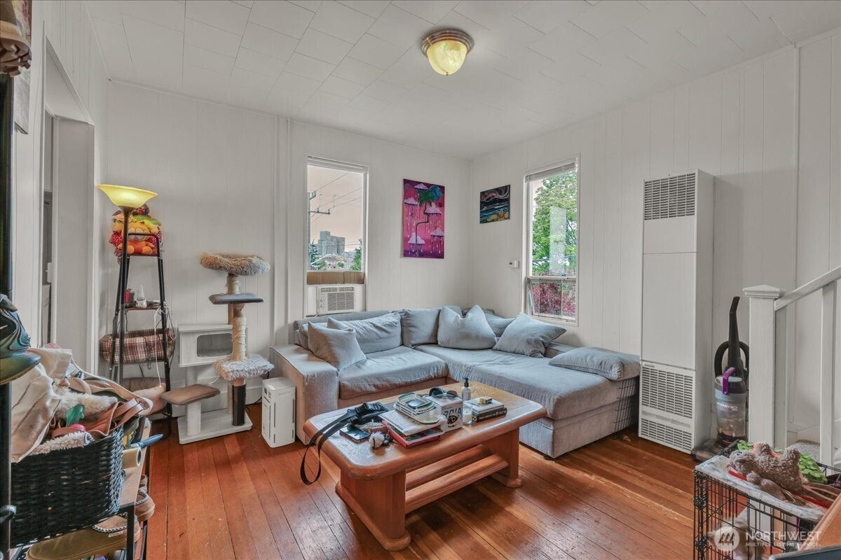 172 16th Avenue , Seattle, WA 98122