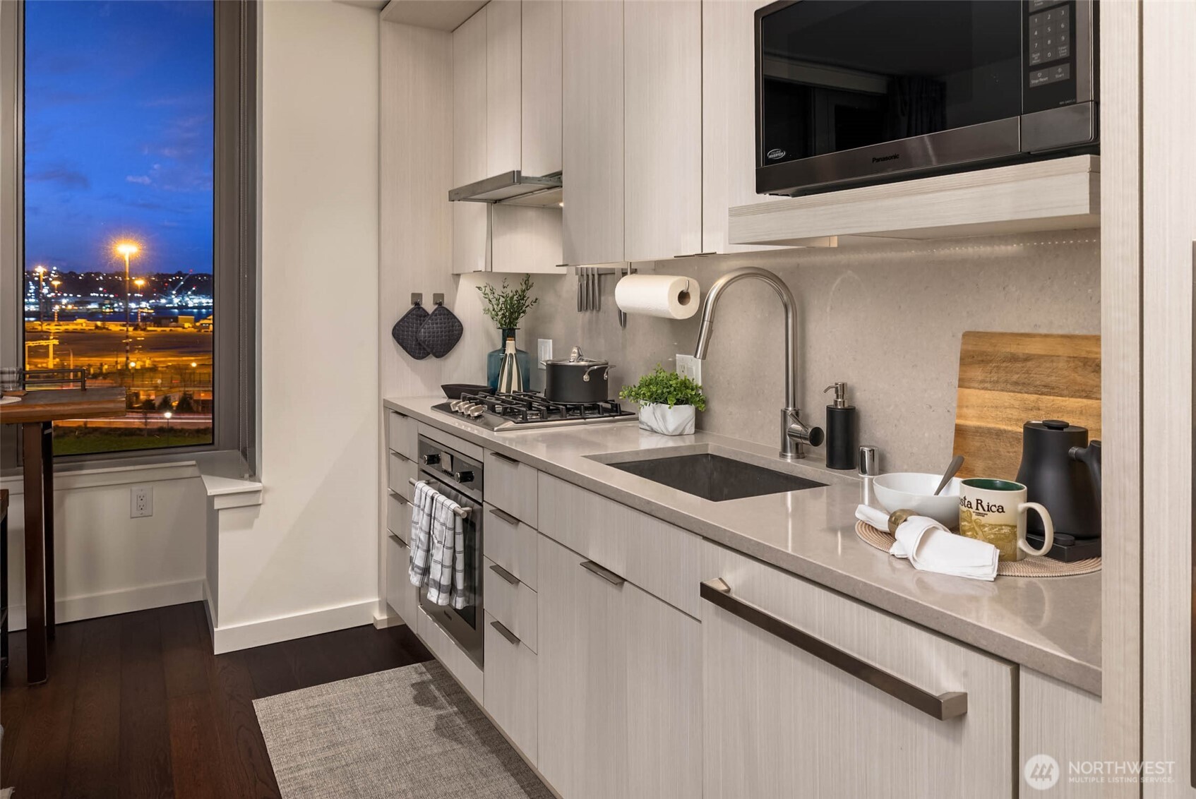 590 1st Avenue S #702, Seattle, WA 98104