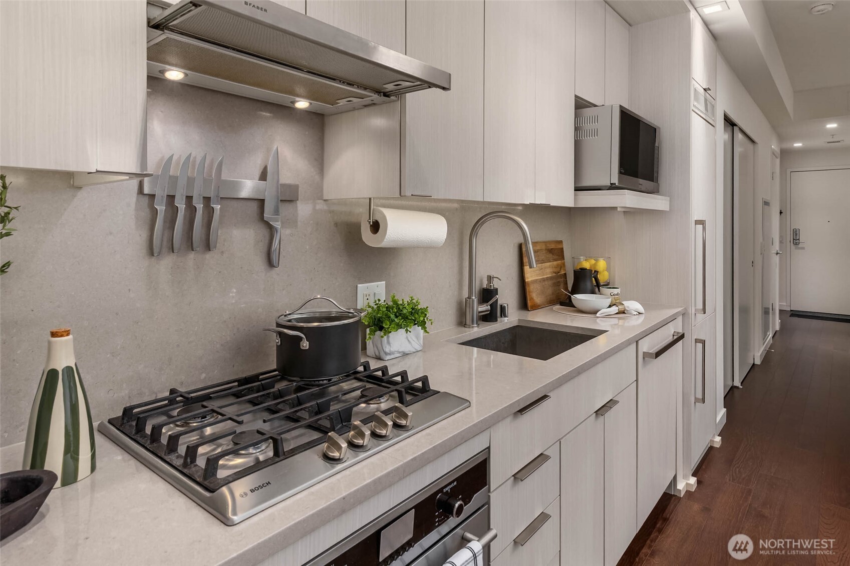590 1st Avenue S #702, Seattle, WA 98104
