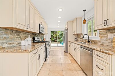 10758 Ashworth Avenue N, Seattle, WA 98133 - Photo 12