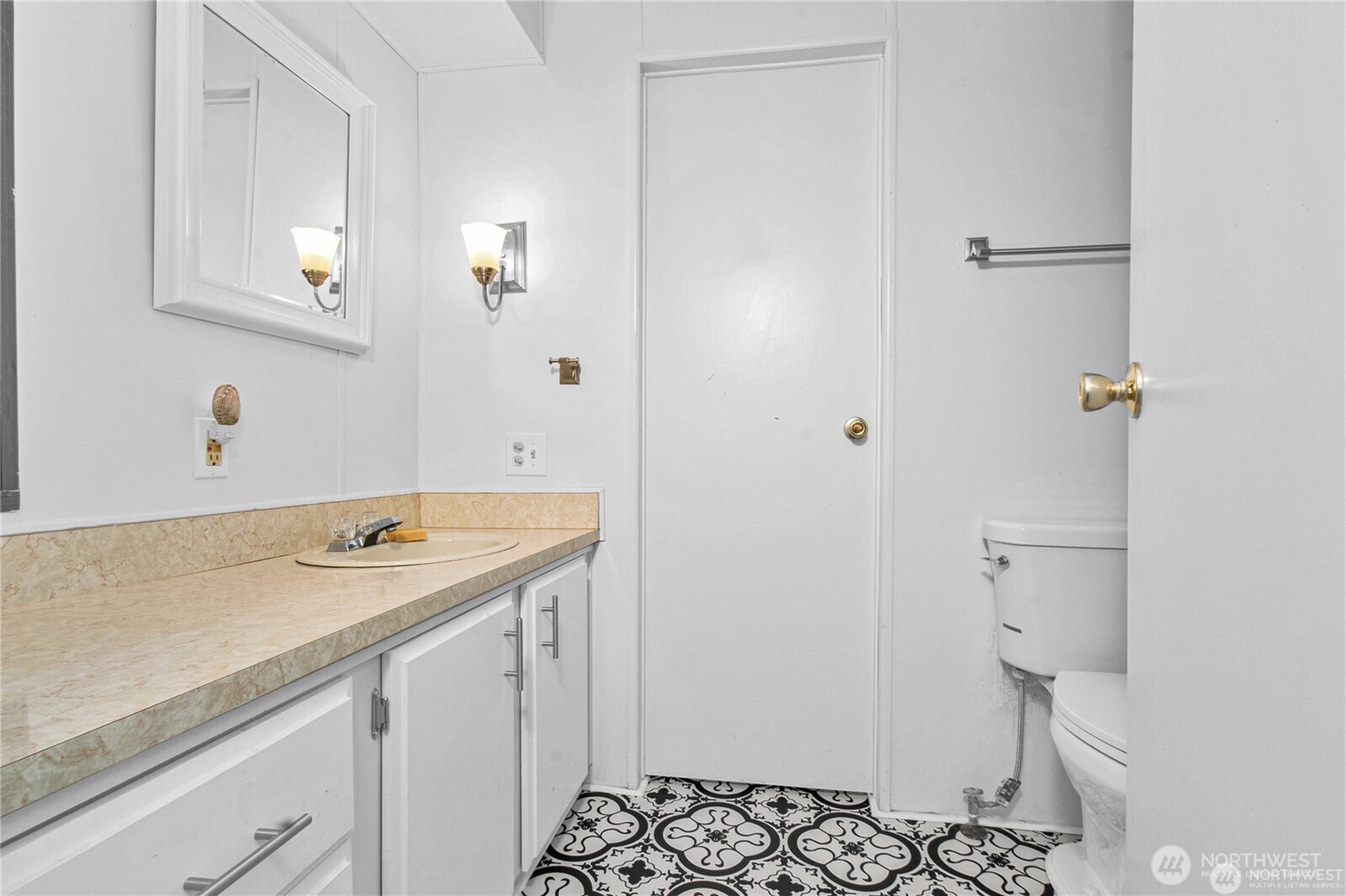 10029 Whitecap Drive NE, Olympia, WA 98502