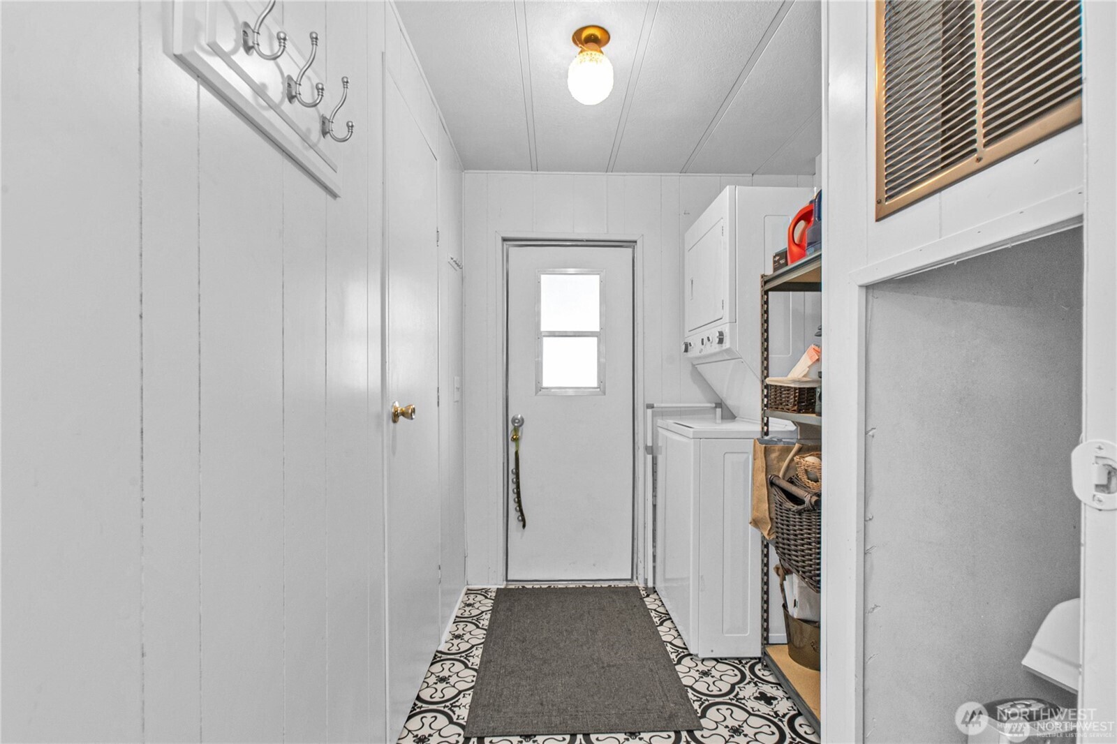 10029 Whitecap Drive NE, Olympia, WA 98502