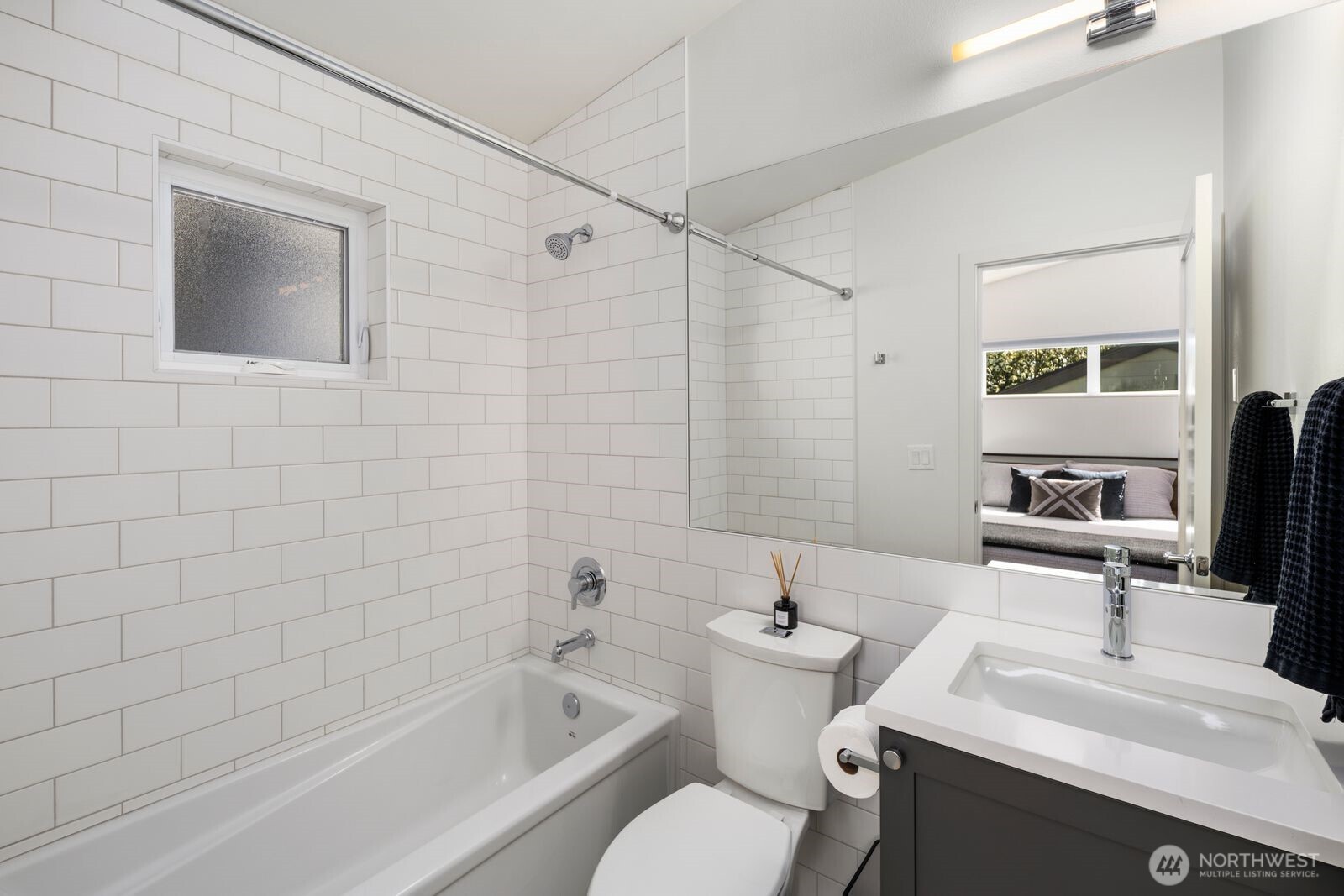 4028 5th Avenue NE, Seattle, WA 98105