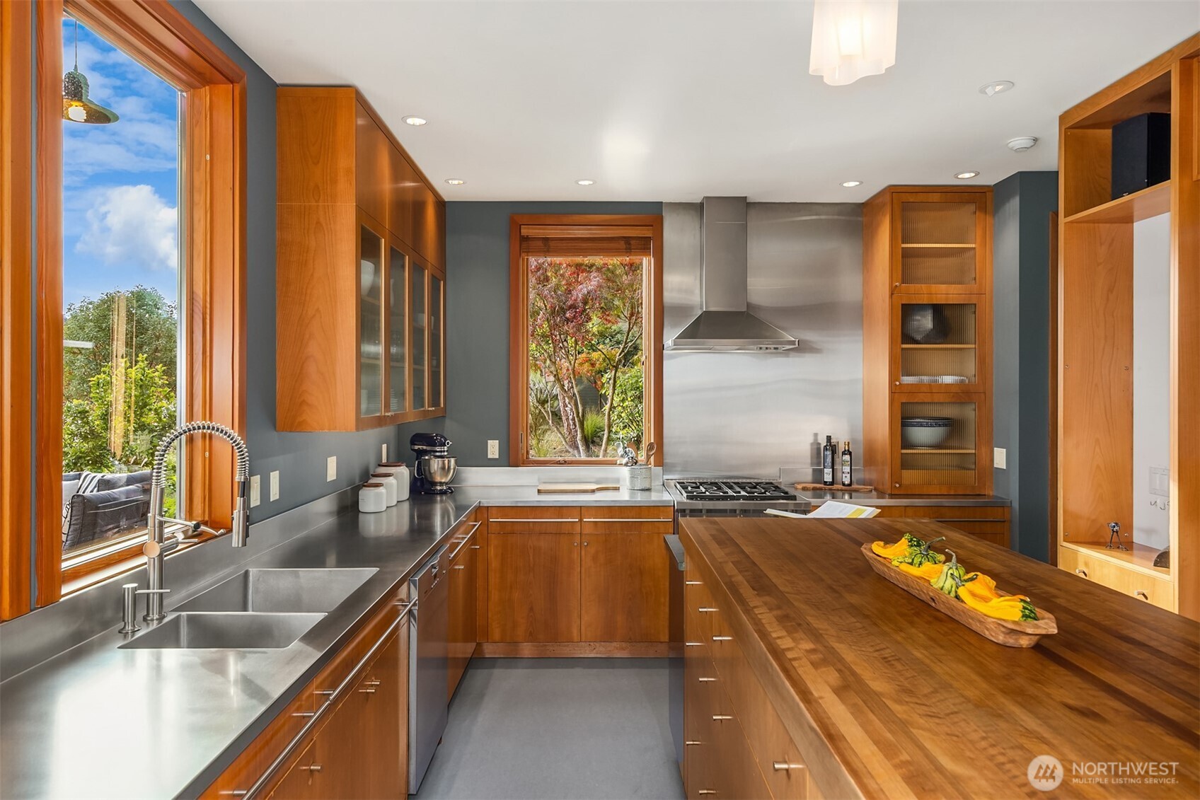 10403 NE Seaborn Road , Bainbridge Island, WA 98110-3173