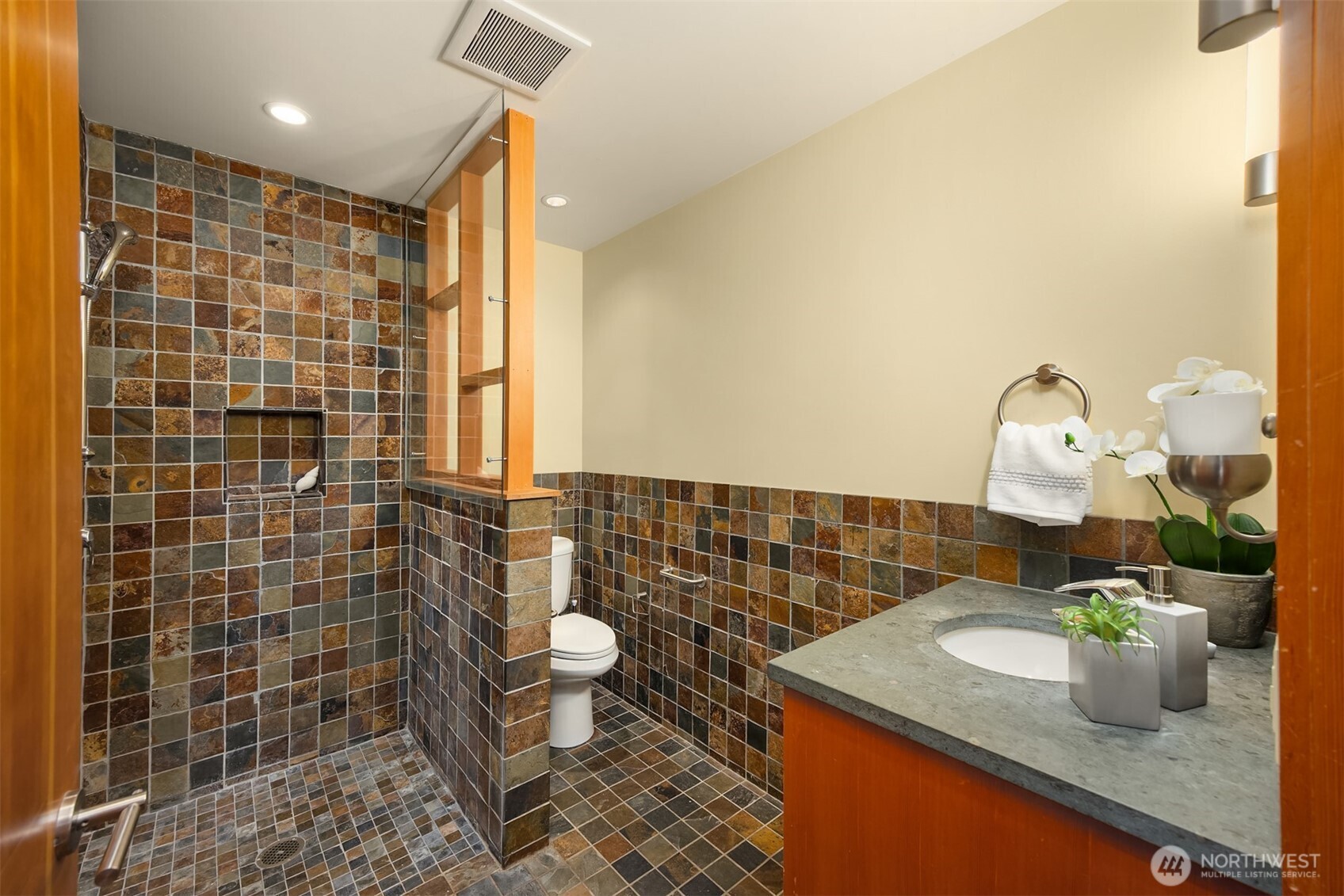 10403 NE Seaborn Road , Bainbridge Island, WA 98110-3173