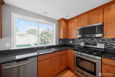 12228 Dayton Avenue N, Seattle, WA 98133 - Photo 10