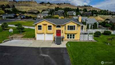 210 25th Street NE, East Wenatchee, WA 98802 - Photo 2