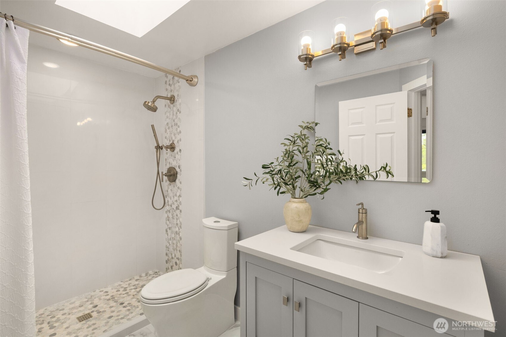 24325 SE 40th Place , Sammamish, WA 98029