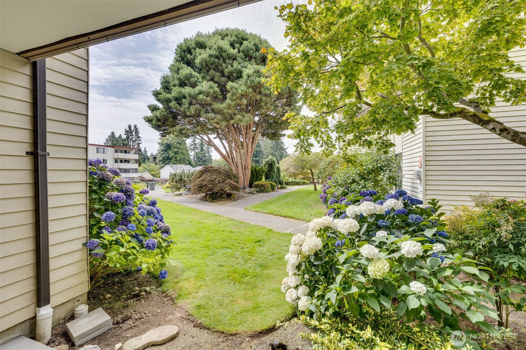 8516 196th Street SW #105, Edmonds, WA 98026-6319