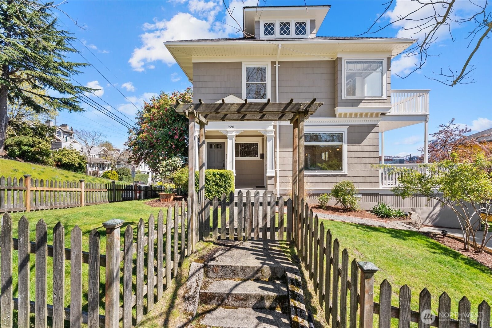 920 4th Avenue N, Seattle, WA 98109