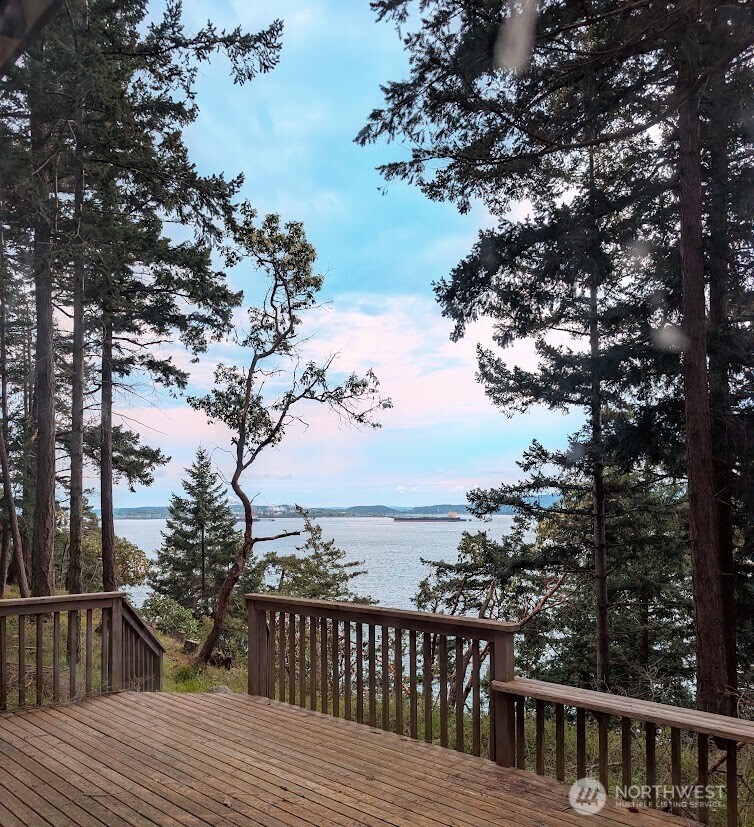 7537 Holiday Boulevard , Guemes Island, WA 98221