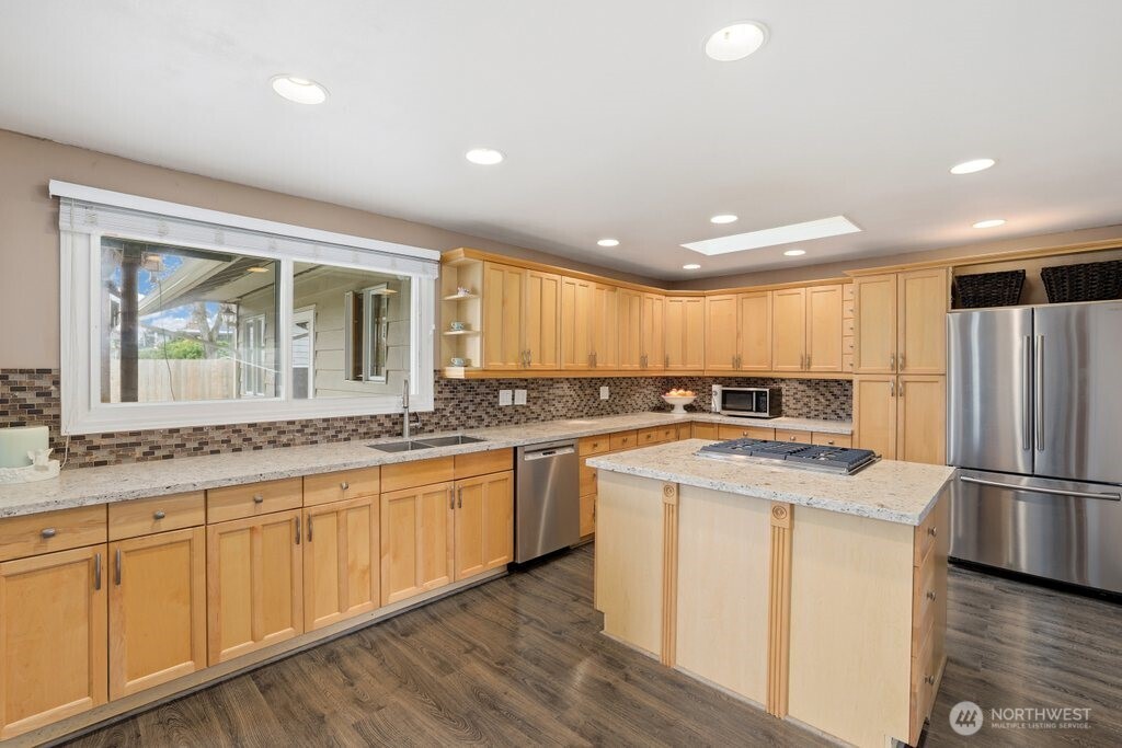 23105 20th Avenue S, Des Moines, WA 98198