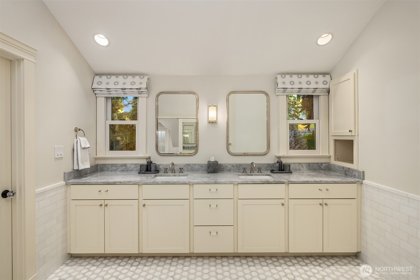 2042 77th Avenue NE, Medina, WA 98039