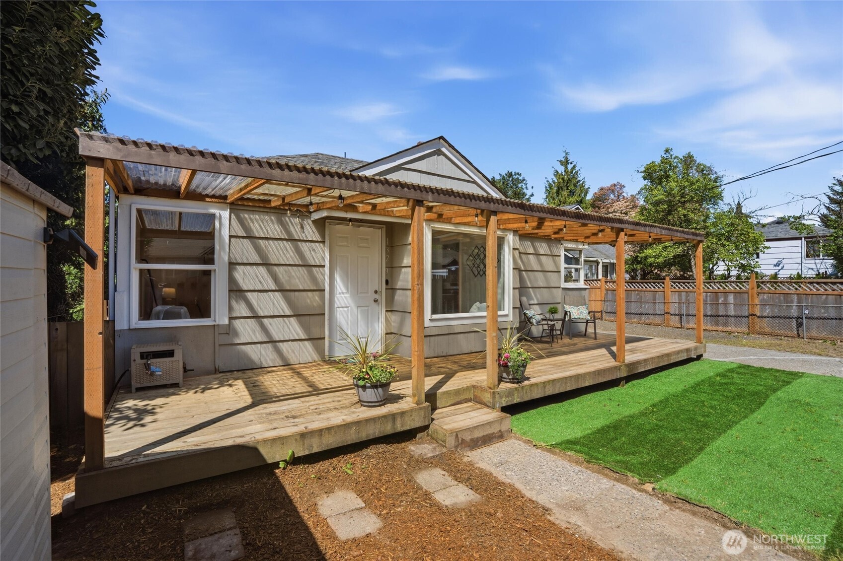 1329 N Cambrian Avenue , Bremerton, WA 98312