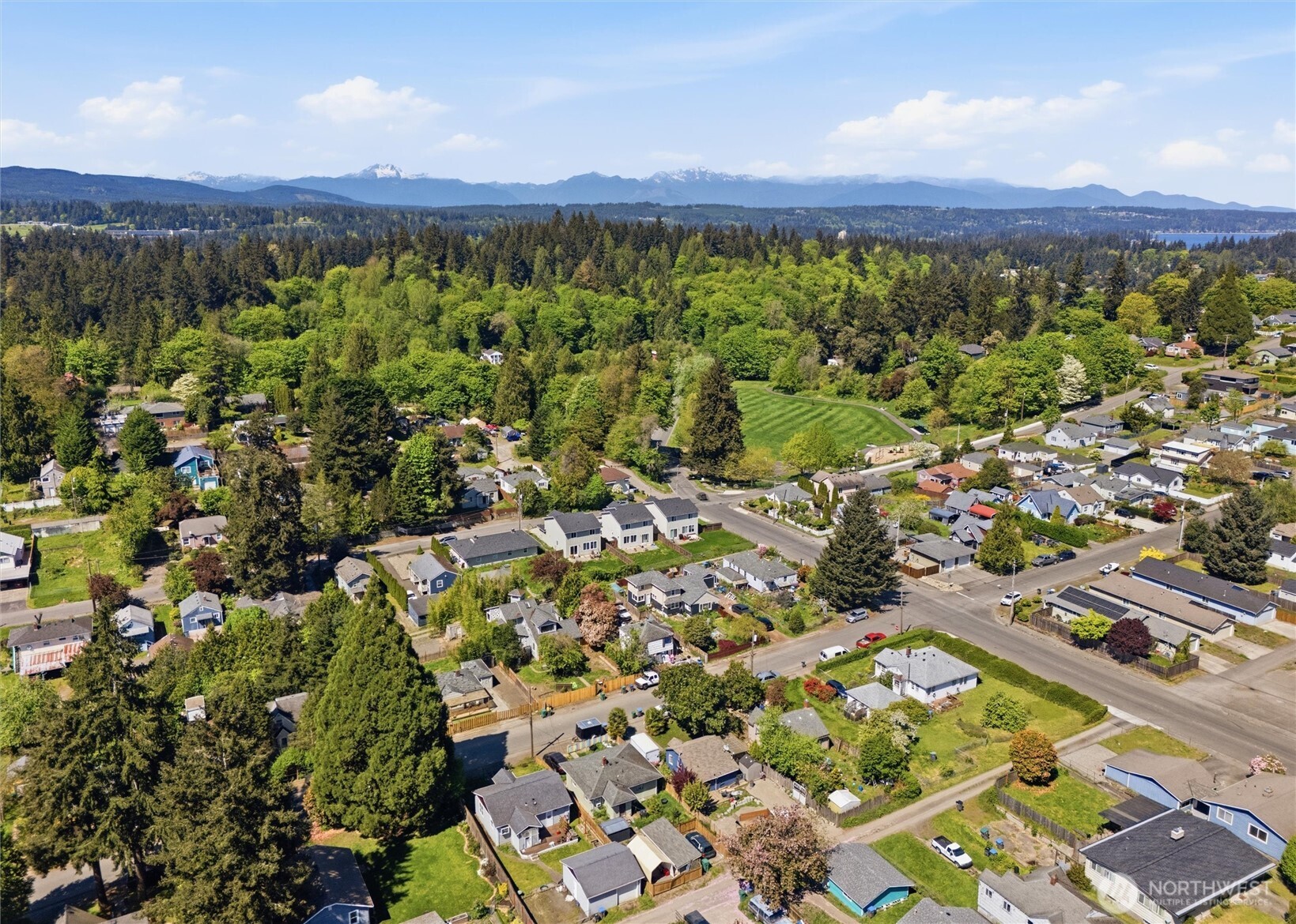 1329 N Cambrian Avenue , Bremerton, WA 98312