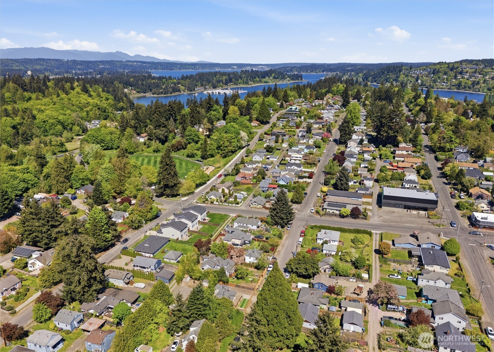 1329 N Cambrian Avenue , Bremerton, WA 98312