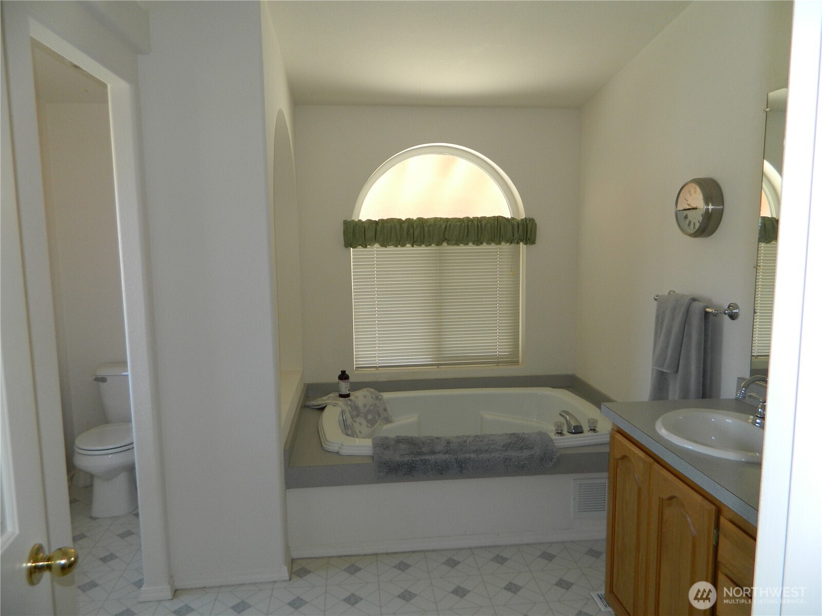 100 Summer , Tonasket, WA 98855