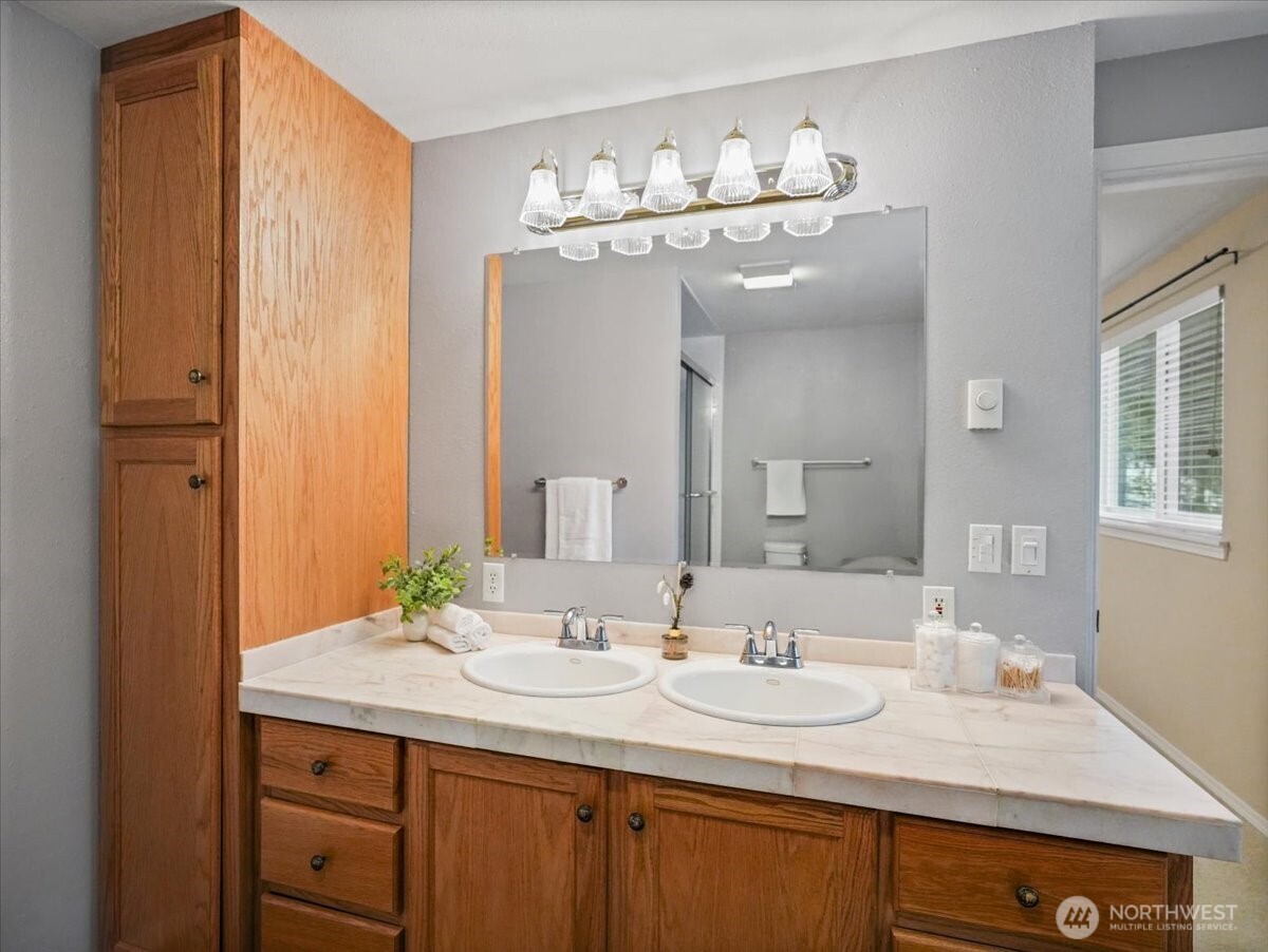 17649 SE 297th Place , Kent, WA 98042-5713