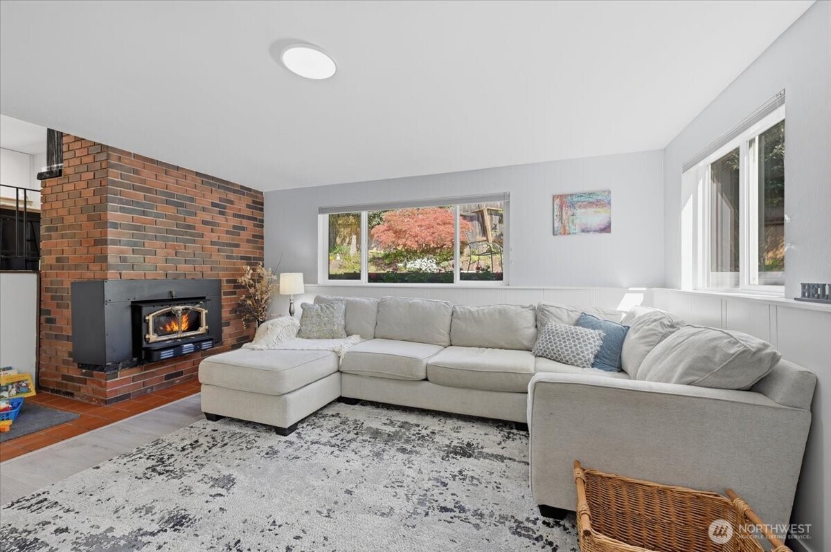 3754 NE 194th Street , Lake Forest Park, WA 98155-3133
