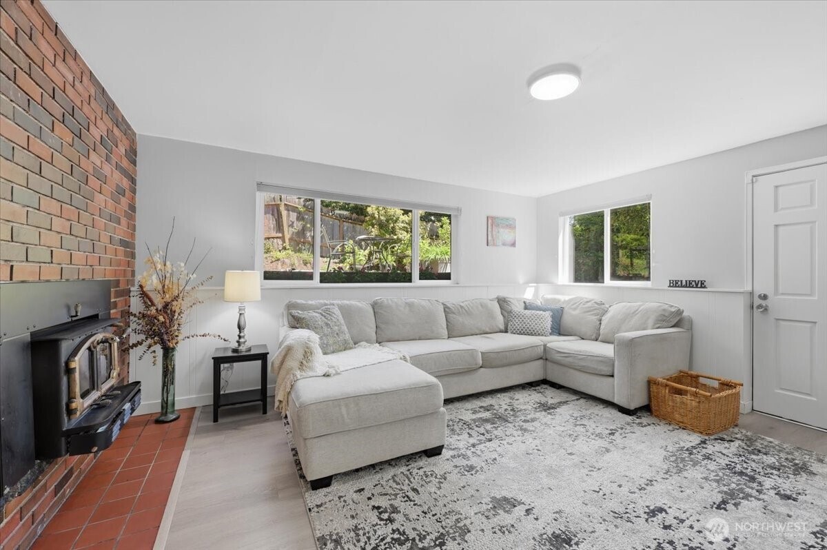 3754 NE 194th Street , Lake Forest Park, WA 98155-3133