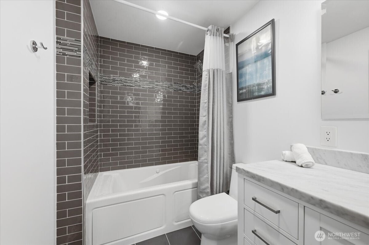 3754 NE 194th Street , Lake Forest Park, WA 98155-3133