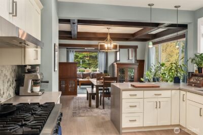 6411 WOODLAND Place N, Seattle, WA 98103 - Photo 2