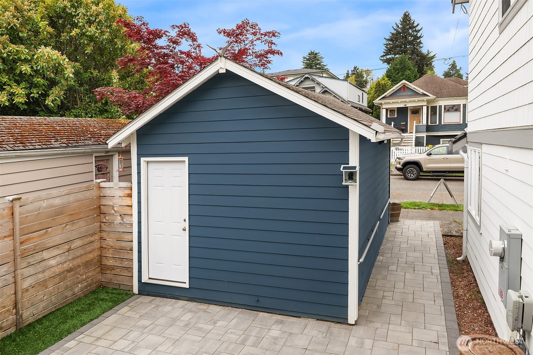 6411 WOODLAND Place N, Seattle, WA 98103