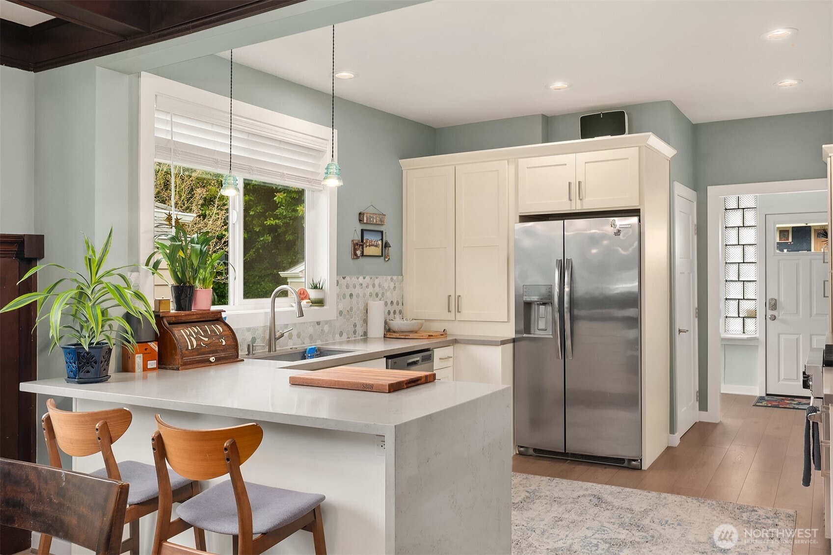 6411 WOODLAND Place N, Seattle, WA 98103